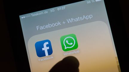 Le service de messagerie instantanée WhatsApp annonce, le 25 août 2016, qu'il va partager certaines des informations de ses utilisateurs avec sa maison-mère Facebook. (ARNO BURGI / DPA / AFP)