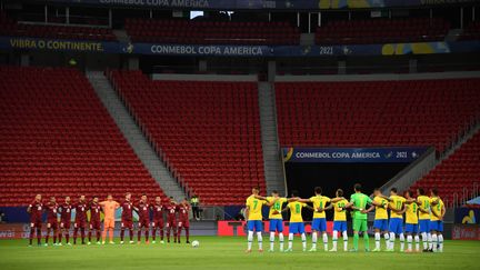 Les sélections du Venezuela et du Brésil, avant le coup d'envoi du match d'ouverture de la Copa América, le 13 juin 2021 à Brasilia. (NELSON ALMEIDA / AFP)