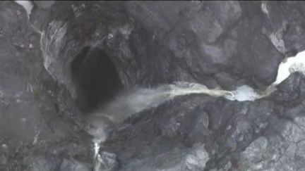 Ce sont près de 980 millions de litres d'eau légèrement radioactive et provenant d'une usine d'engrais à Mullberry (Floride) qui se sont échappés dans le sous-sol. Un immense trou de 14 mètres de diamètre a fait son apparition. Sur les images aériennes, filmées le 16 septembre, on peut observer que de l'eau continue de se déverser dans les profondeurs.