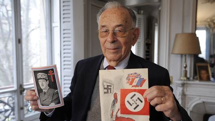 Jean-Louis Cr&eacute;mieux-Brilhac pose dans son domicile parisien, le 8 avril 2015. (STEPHANE DE SAKUTIN / AFP)