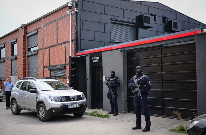 Des gendarmes devant le domicile d'Andrew et Tristan Tate, dans la banlieue de Bucarest (Roumanie), le 21 août 2024. (DANIEL MIHAILESCU / AFP)