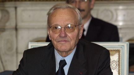 Pierre Mazeaud (ici en 2004, &agrave; Paris), ancien pr&eacute;sident du Conseil constitutionnel, &eacute;tait l'un des trois juges d&eacute;sign&eacute;s pour l'arbitrage dans l'affaire Tapie-Cr&eacute;dit lyonnais. (JEAN-LOUP GAUTREAU / AFP)