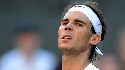 Rafael Nadal d&eacute;fait le 28 juin 2012 &agrave; Wimbledon (Royaume-Uni) face au Tch&egrave;que Lukas Rosol. (MIGUEL MEDINA / AFP)