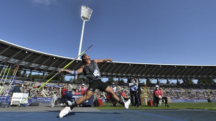 L'athlète Teuraiterai Tupaia participe à l'épreuve du lancer de javelot lors du Meeting de Paris, au stade Charlety, le 28 août 2021. (STEPHANE KEMPINAIRE / AFP)