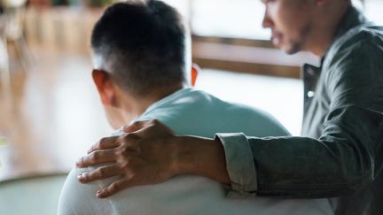 Homme apportant son soutien à un autre. (ASIAVISION / E+ / GETTY IMAGES)