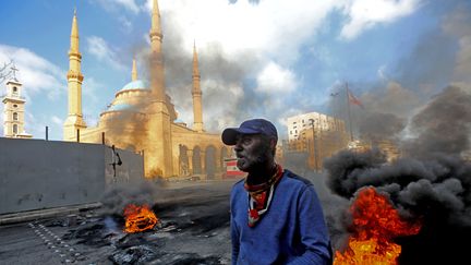 Barrage routier mis en place par les opposants au gouvernement, dans le centre de Beyrouth (Liban), le 8 mars 2021. (ANWAR AMRO / AFP)