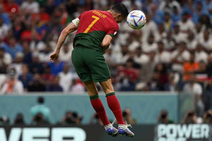 Le Portugais Cristiano Ronaldo frôle le ballon sur le but de Bruno Fernandes face à l'Uruguay, le 28 novembre 2022 à Doha (Qatar). (PABLO PORCIUNCULA / AFP)