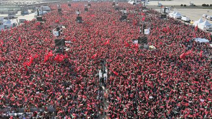 Des dizaines de milliers de personnes sont présentes au rassemblement pro-palestinien, à l'aéroport Atatürk d'Istanbul, samedi 28 octobre 2023. (AFP PHOTO / TURKISH PRESIDENCY PRESS OFFICE)