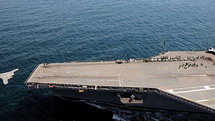 Le 14 mai 2013, un X-47B, prototype de drone furtif, prend son envol du pont du porte-avions américain, le USS George HW Bush (CVN 77) au large de la côte Est des Etats-Unis. (AFP PHOTO / US Navy courtesy of Northrop Grumman /Alan Radecki)