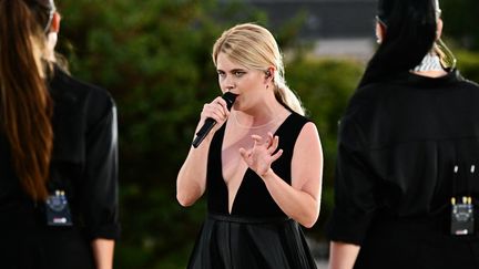 La chanteuse française Zaho de Sagazan, dans le jardin des Tuileries, à Paris, le 11 août 2024. (LOIC VENANCE / AFP)