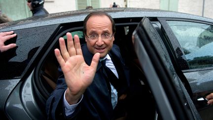 Le pr&eacute;sident, Fran&ccedil;ois Hollande, &agrave; son d&eacute;part de Dieudonne (Oise), le 7 juin 2012. (BERTRAND LANGLOIS / AFP)