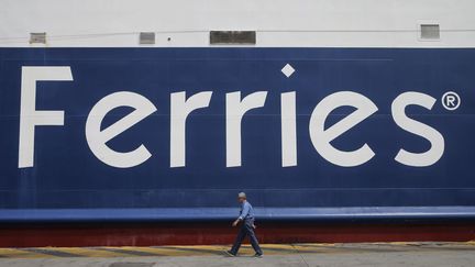 Les ferries sont restés à quai pendant les 48 heures de la grève qui paralyse une nouvelle fois le pays pour protester contre les énièmes mesures d'austérité imposées à la Grèce par l'Union européenne. La coupure des ferries paralyse les liaisons vers les très nombreuses îles du pays. Les nouvelles mesures d'austérité portent notamment sur une reduction des retraites qui ont déjà fortement baissé depuis le début de la crise. Ces mesures, qui doivent entraîner une réduction des dépenses de 2% du PIB, font suite à un accord entre le gouvernement Tsipras et l'UE conclu le 7 avril 2017.

Cette politique d'austérité continue de faire plonger le PIB du pays qui a encore reculé début 2017. ( Ayhan Mehmet / ANADOLU AGENCY)