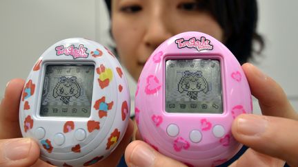 Une employ&eacute;e de Bandai pr&eacute;sente une nouvele version du Tamagotchi, le 27 novembre 2013, &agrave; Tokyo (Japon). (YOSHIKAZU TSUNO / AFP)