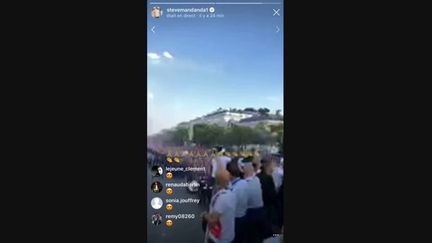 La descente des Champs-Elysées par l'équipe de France, vue depuis le bus des Bleus