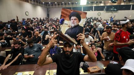 Des partisans de Moqtada Sadr occupent le Parlement irakien, le 30 juillet 2022, à Bagdad. (AHMAD AL-RUBAYE / AFP)