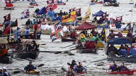 Six participants &agrave; la parade nautique, transis par la pluie et le froid, ont d&ucirc; &ecirc;tre hospitalis&eacute;s. Une cinquantaine de badauds, gel&eacute;s, ont aussi d&ucirc; &ecirc;tre pris en charge par les secours. (DYLAN MARTINEZ / AP / SIPA)