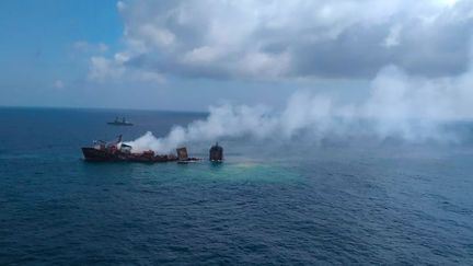 Vue aérienne du cargo en perdition "MV X-Press Pearl", ravagé par un incendie qui a provoqué une catastrophe écologique du Sri Lanka,&nbsp;le 2 juin 2021.&nbsp; (SRI LANKA AIR FORCE / AFP)