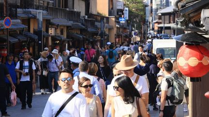 Des touristes dans les rues de Kyoto, en mai 2024, au Japon. (KOTA KAWASAKI / YOMIURI / AFP)