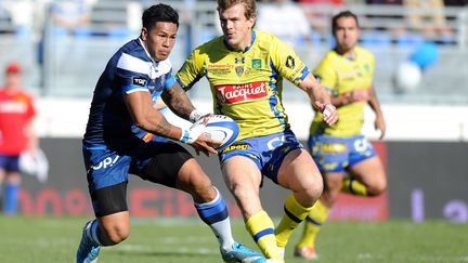 David Smith (Castres) surveillé de près par Aurélien Rougerie (Clermont) (REMY GABALDA / AFP)