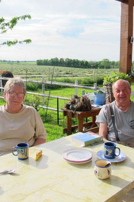 Josiane et Roger Sapin vivent à Etréaupont et ne cessent de défendre "leur Thiérache" (CAMILLE ADAOUST / FRANCEINFO)