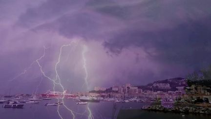 La vigilance orange a été déclenchée quelques minutes à peine avant les violents orages en Corse, dans la matinée du jeudi 18 août.&nbsp;Météo France concède avoir été surpris par la situation. (FRANCEINFO)