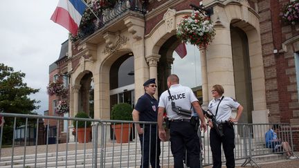 Des&nbsp;policiers devant la mairie de Saint-Etienne-du-Rouvray (Seine-Maritime), après le meurtre d'un prêtre dans une église de la commune, le 26 juillet 2016. (JULIEN PAQUIN / EPA / AFP)