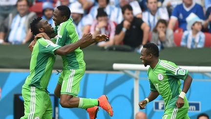 Le Nig&eacute;rian Ahmed Musa (C) c&eacute;l&egrave;bre son but face &agrave; l'Argentine, le 25 juin 2014 &agrave; Porto Alegre (Br&eacute;sil).&nbsp; (EDU ANDRADE / NURPHOTO / AFP)