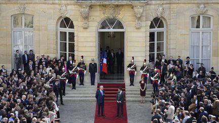 Jean-Marc Ayrault (&agrave; gauche) et Manuel Valls lors de la passation de pouvoirs, &agrave; Matignon, le 1er avril 2014. (LIONEL BONAVENTURE / AFP)