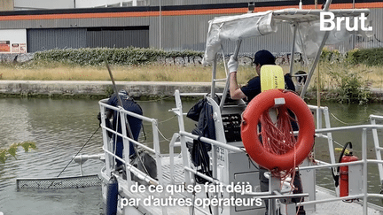 "C'est quoi que vous ramassez en majorité ? – Des bouteilles de Heineken !" A bord de leur bateau aspirateur, les membres de l’association Au fil de l’eau collecte les déchets contenus dans le canal Saint-Denis à Paris. (Brut.)