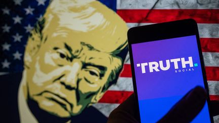 Donald Trump a créé Truth Social en 2022 à la suite de son bannissement de Facebook et de Twitter. (JONATHAN RAA / NURPHOTO / AFP)