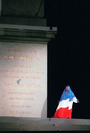 Drapée dans le drapeau français, la cantatrice américaine Jessye Norman interprète La Marseillaise, sur la place de la Concorde à Paris, le 14 juillet 1989, là l'occasion des fêtes de commémoration du bicentenaire de la Révolution française. (​JOEL ROBINE / AFP )