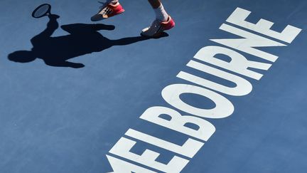 L'ombre du Français Gilles Simon lors d'un match de l'Open d'Australie à Melbourne, le 24 janvier 2016. (PAUL CROCK / AFP)