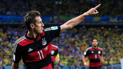 L'attaquant allemand Miroslav Klose c&eacute;l&egrave;bre son but face au Br&eacute;sil en demi-finale de la Coupe du monde, au stade Belo Horizonte, le 8 juillet 2014. (ADRIAN DENNIS / AFP)