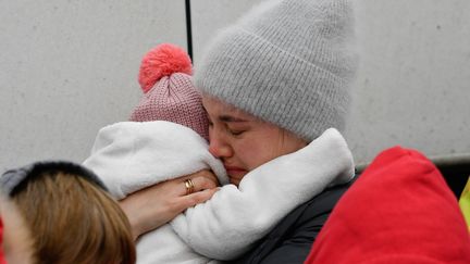 Pour fuir la guerre en Ukraine , 46 réfugiés ukrainiens originaires de Lviv sont arrivés à Dénée (49) après deux jours de voyage par car. Ils ont ensuite été accueillis par des familles angevines. (FRANCK DUBRAY / MAXPPP)