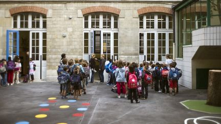 La cour d'une &eacute;cole &eacute;l&eacute;mentaire &agrave; Paris le jour de la rentr&eacute;e scolaire, le 4 septembre 2012.&nbsp; (FRED DUFOUR / AFP)