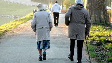 Un couple de retraités se promène. (MAXPPP)