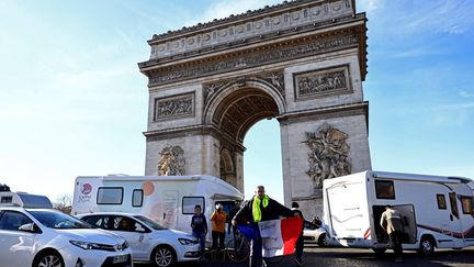 Un participant au "convoi de la liberté" au pied de l'Arc de Triomphe, le 12 février 2022 à Paris. (Sameer Al-DOUMY / AFP)