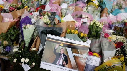 Des fleurs en hommage au député conservateur&nbsp;David Amess tué le 16 octobre 2021 à&nbsp;Leigh-on-Sea (Royaume-Uni). (TOLGA AKMEN / AFP)