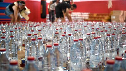 Beaucoup d’habitants manquent encore d'eau une semaine après le passage du cyclone Chido à Mayotte. Des packs ont été distribués à Mamoudzou et notamment dans le quartier défavorisé de Kawéni. Et les distributions vont s'intensifier, promettent les autorités.