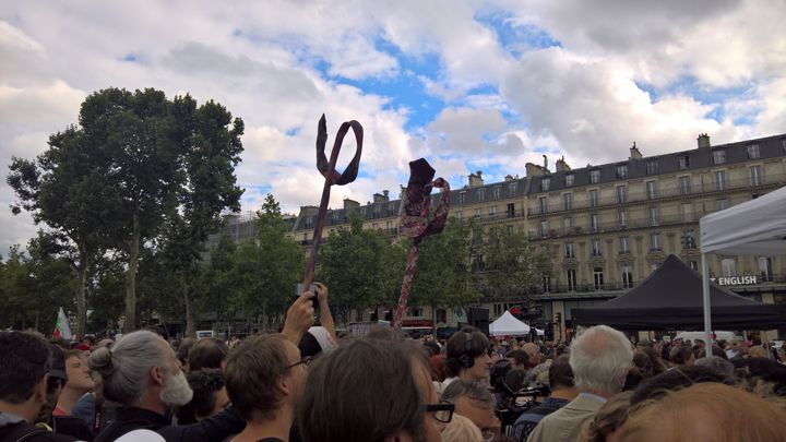 Plusieurs centaines de personnes ont répondu à l'appel de La France insoumise, mercredi 12 juillet 2017, place de la République à Paris, afin d'exprimer leur opposition au projet de réforme du Code du travail. (F. MAGNENOU / FRANCEINFO)