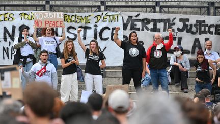 À Lyon, le rassemblement contre les violences policières et le racisme a eu lieu sur le parvis de la cour d'appel. (PHILIPPE DESMAZES / AFP)