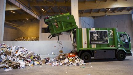 Un camion poubelle à Paris, le 4 mai 2011. (BERTRAND LANGLOIS / AFP)