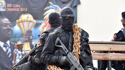 Les policiers escortent l'équipe de Côte d'Ivoire vers la salle d'une session de formation, le 22 janvier 2015, à Malabo pendant la Coupe d'Afrique des nations en Guinée équatoriale  (AFP / ISSOUF SANOGO)