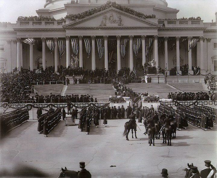 1905, Thedore Roosevelt devient officiellement président. C'était à l'époque un 4 mars.

	  (THE ART ARCHIVE / THE PICTURE DESK)