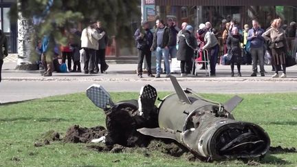 À Kramatorsk, à l’est de l’Ukraine, cela faisait des jours que les autorités du pays exhortaient les civils à fuir cette zone, craignant une attaque imminente. Et c’est ce qu’ils faisaient, au moment où la gare a été touchée par deux roquettes, vendredi 8 avril. Au moins 35 morts et des centaines de blessés sont à déplorer.&nbsp;&nbsp; (FRANCE 3)