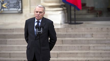 Le Premier ministre, Jean-Marc Ayrault, a sign&eacute; une longue tribune dans "Le Monde" le 3 janvier 2013, dans laquelle il invite les Fran&ccedil;ais &agrave; relever le d&eacute;fi de la mondialisation, contre les discours de "rupture". (LIONEL BONAVENTURE / AFP)