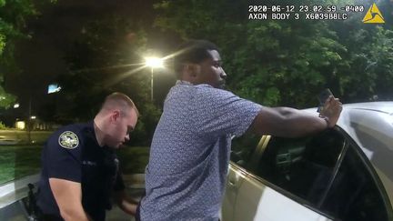 Une capture d'écran d'une vidéo, filmée le 12 juin 2020 par la caméra corporelle d'un policier, montre l'officier Garret Rolfe fouillant Rayshard Brooks à Atlanta (Géorgie, Etats-Unis). (Atlanta Police Department / Handout via REUTERS)