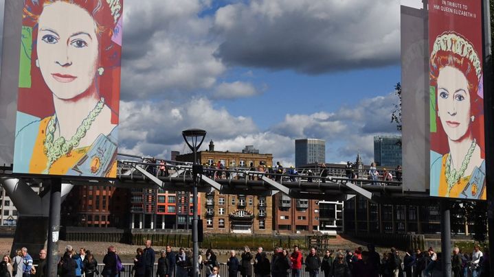 Les derniers hommages à la reine Elizabeth II et la file d'attente de milliers de personnes devant le pont ferroviaire Blackfriars, qui viennent s'incliner devant son cercueil, au Palais de Westminster, le 16 septembre 2022.&nbsp; (ALAIN JOCARD / AFP)