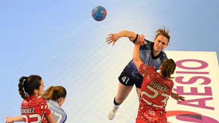 &nbsp;Nina Brkljacic, joueuse de Chambray-les-Tours, lors d'un match d'handball. (FRANCK LALLEMAND / MAXPPP)