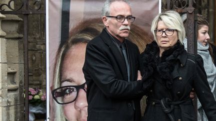 Jean-Pierre et Isabelle Fouillot, les parents d'Alexia Daval, lors de&nbsp;ses obsèques à Gray (Haute-Saône), le 8 novembre 2017.&nbsp; (SEBASTIEN BOZON / AFP)